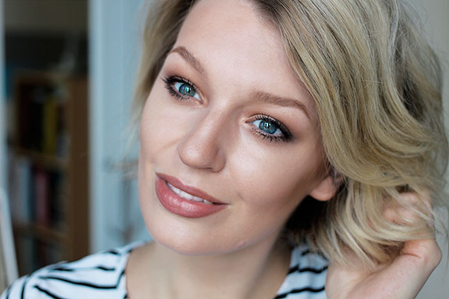 Beauty blogger and make-up artist reviews the Charlotte Tilbury Filmstar Bronze & Glow